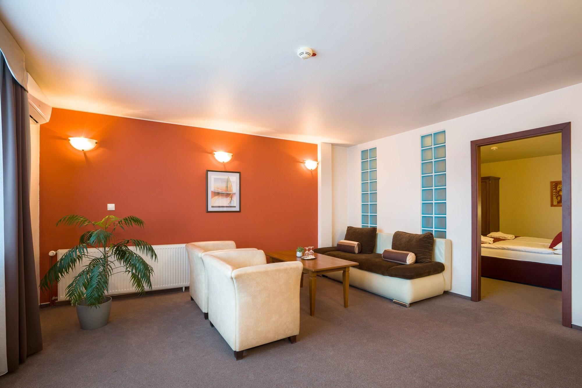 Hotel Dixon So Vstupom Do Bazena A Virivky Zdarma - Free Entrance To Pool And Jacuzzi Included Μπάνσκα Μπίστριτσα Εξωτερικό φωτογραφία