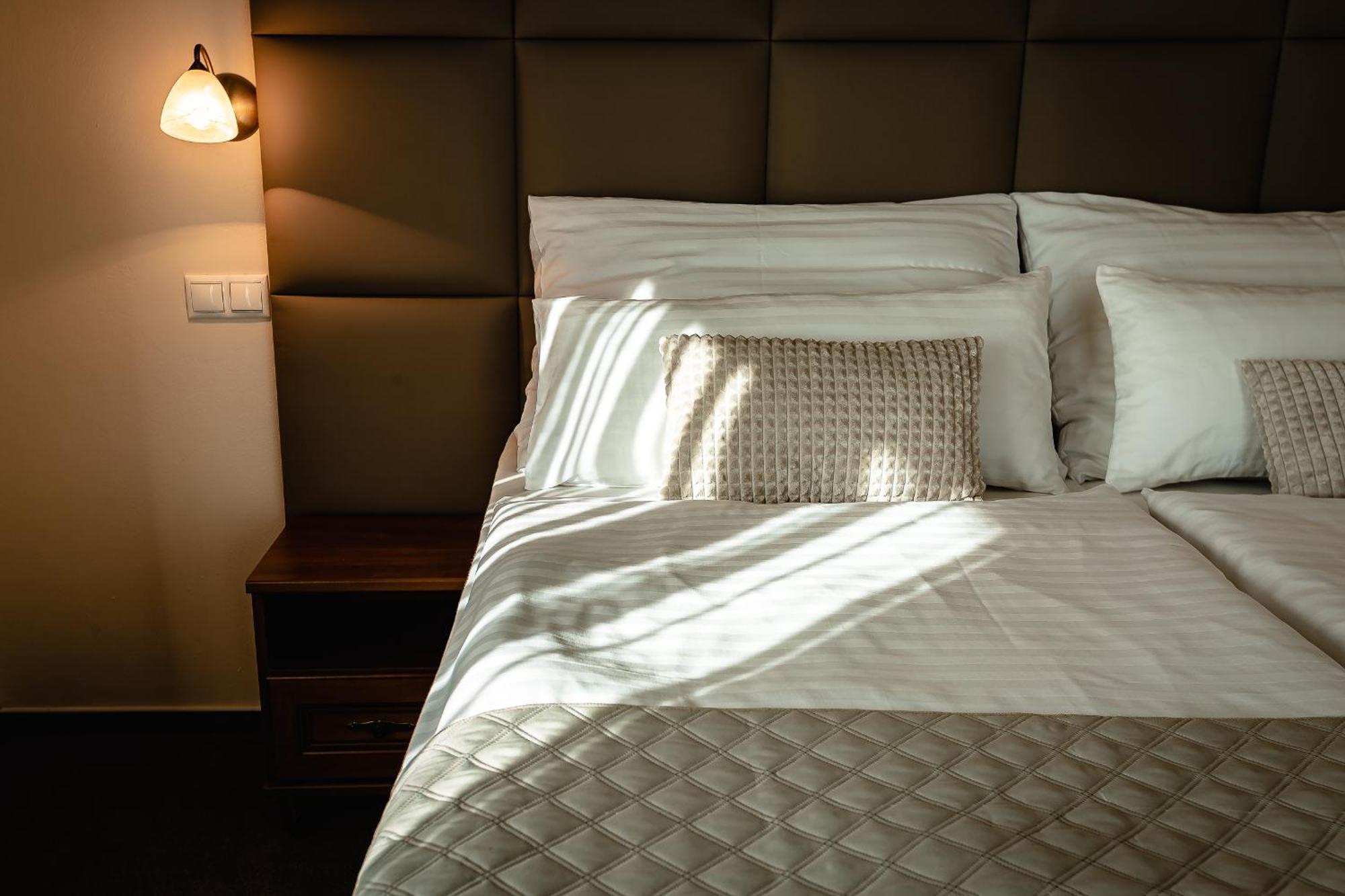 Hotel Dixon So Vstupom Do Bazena A Virivky Zdarma - Free Entrance To Pool And Jacuzzi Included Μπάνσκα Μπίστριτσα Εξωτερικό φωτογραφία
