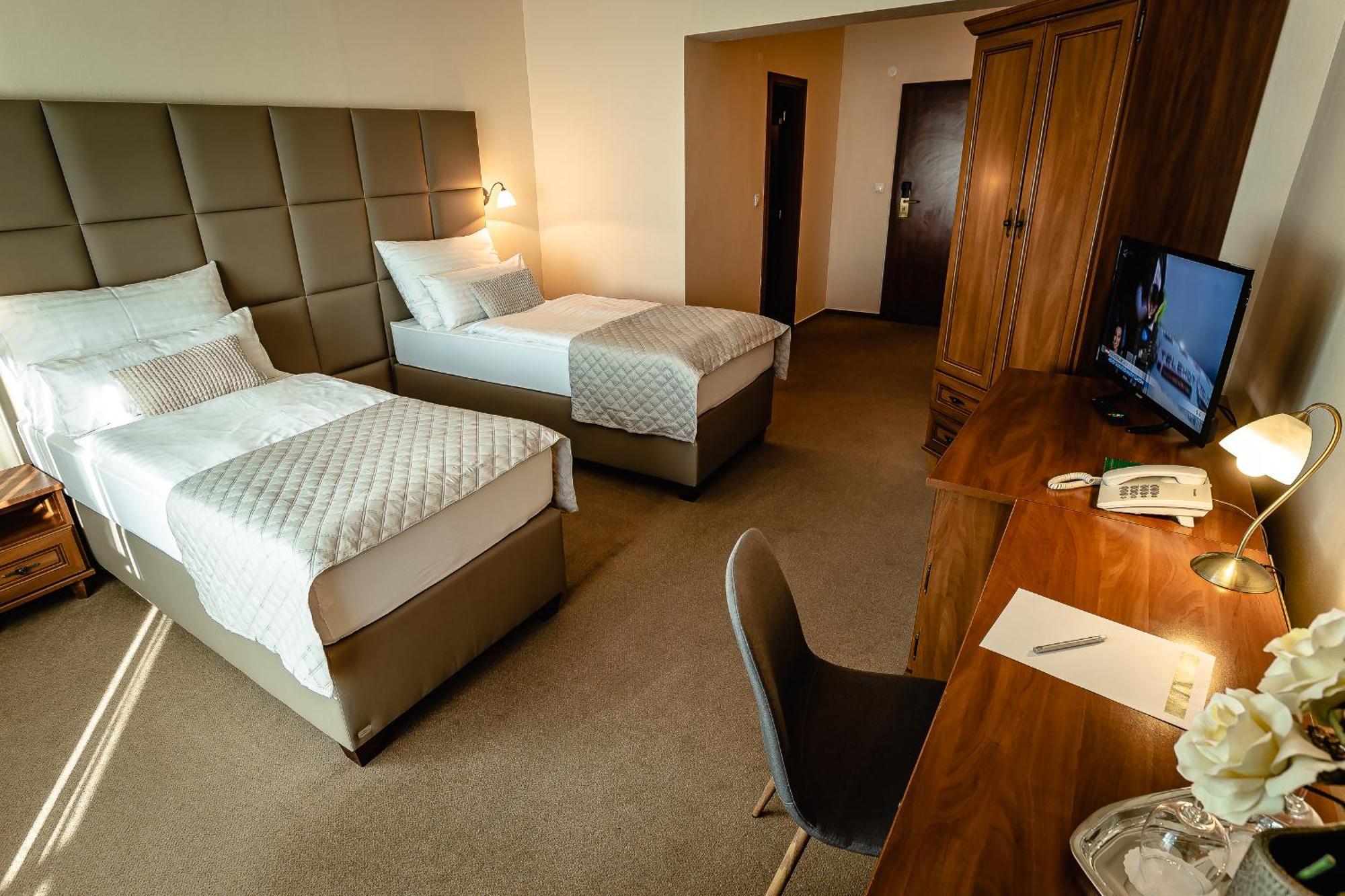 Hotel Dixon So Vstupom Do Bazena A Virivky Zdarma - Free Entrance To Pool And Jacuzzi Included Μπάνσκα Μπίστριτσα Εξωτερικό φωτογραφία