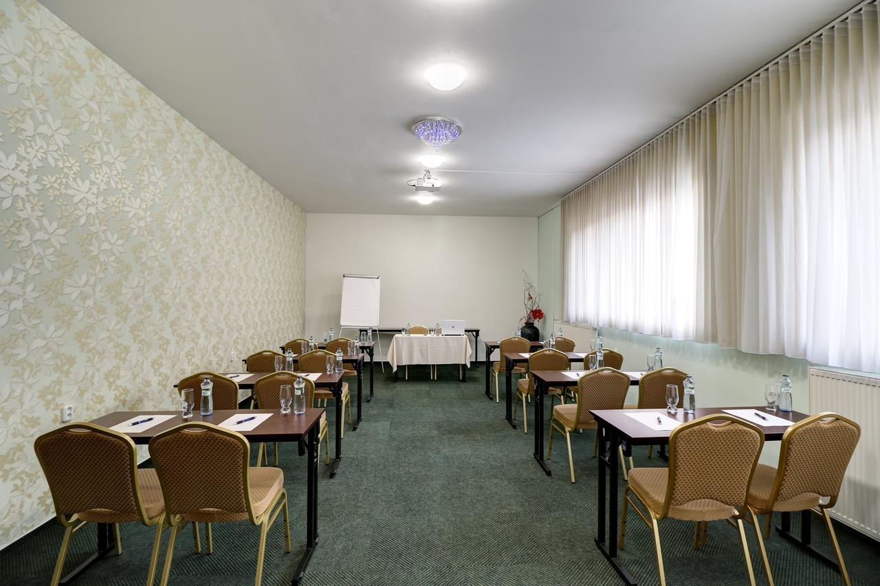 Hotel Dixon So Vstupom Do Bazena A Virivky Zdarma - Free Entrance To Pool And Jacuzzi Included Μπάνσκα Μπίστριτσα Εξωτερικό φωτογραφία