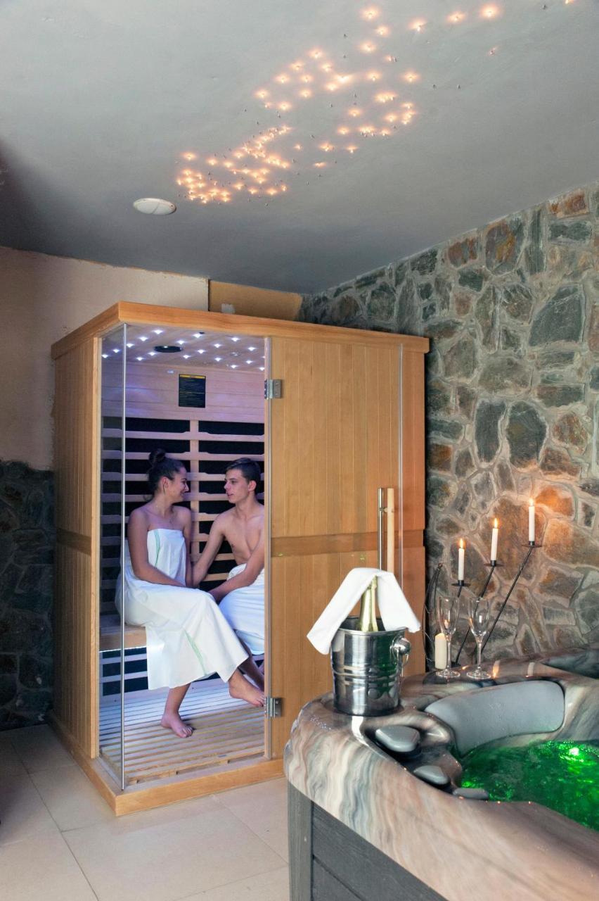 Hotel Dixon So Vstupom Do Bazena A Virivky Zdarma - Free Entrance To Pool And Jacuzzi Included Μπάνσκα Μπίστριτσα Εξωτερικό φωτογραφία