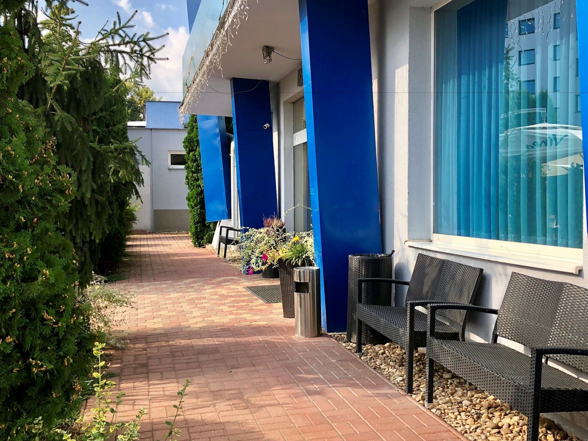 Hotel Dixon So Vstupom Do Bazena A Virivky Zdarma - Free Entrance To Pool And Jacuzzi Included Μπάνσκα Μπίστριτσα Εξωτερικό φωτογραφία